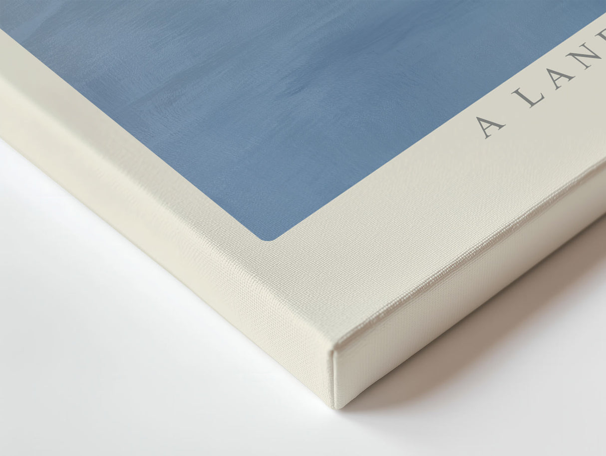 Paul Sinus Wandbild A Landscape of Quiet Reflections – Mystische Landschaft mit Reiher im Nebel über stillem Wasser, poetisches Naturmotiv in sanften Blautönen