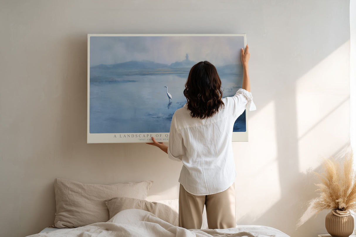 Paul Sinus Wandbild A Landscape of Quiet Reflections – Mystische Landschaft mit Reiher im Nebel über stillem Wasser, poetisches Naturmotiv in sanften Blautönen