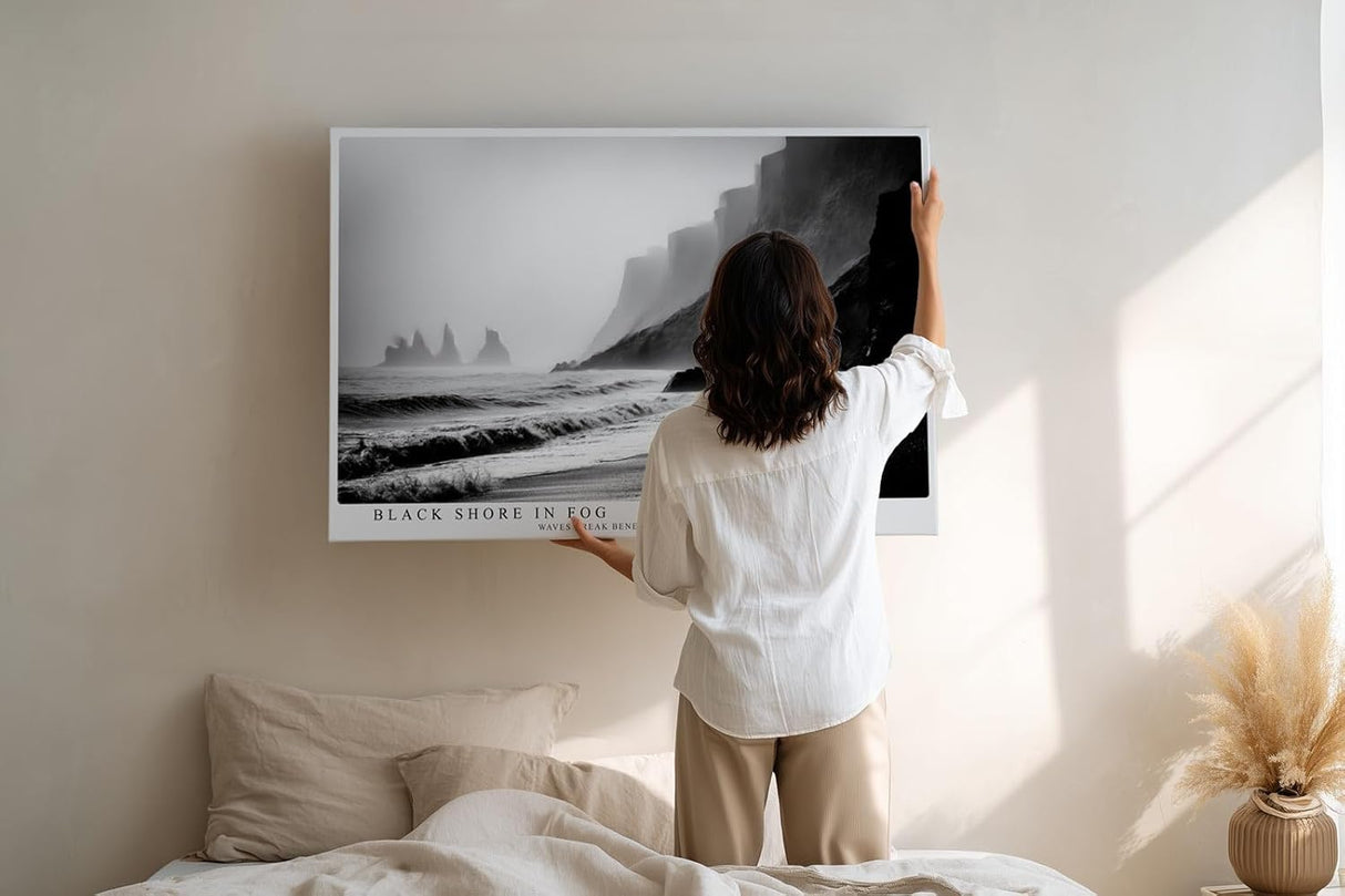 Paul Sinus Wandbild 120x80cm Black Shore in Fog dramatische schwarz weiß Küstenlandschaft Meer und Klippen Natur Fotokunst Poster für Wohnzimmer Büro