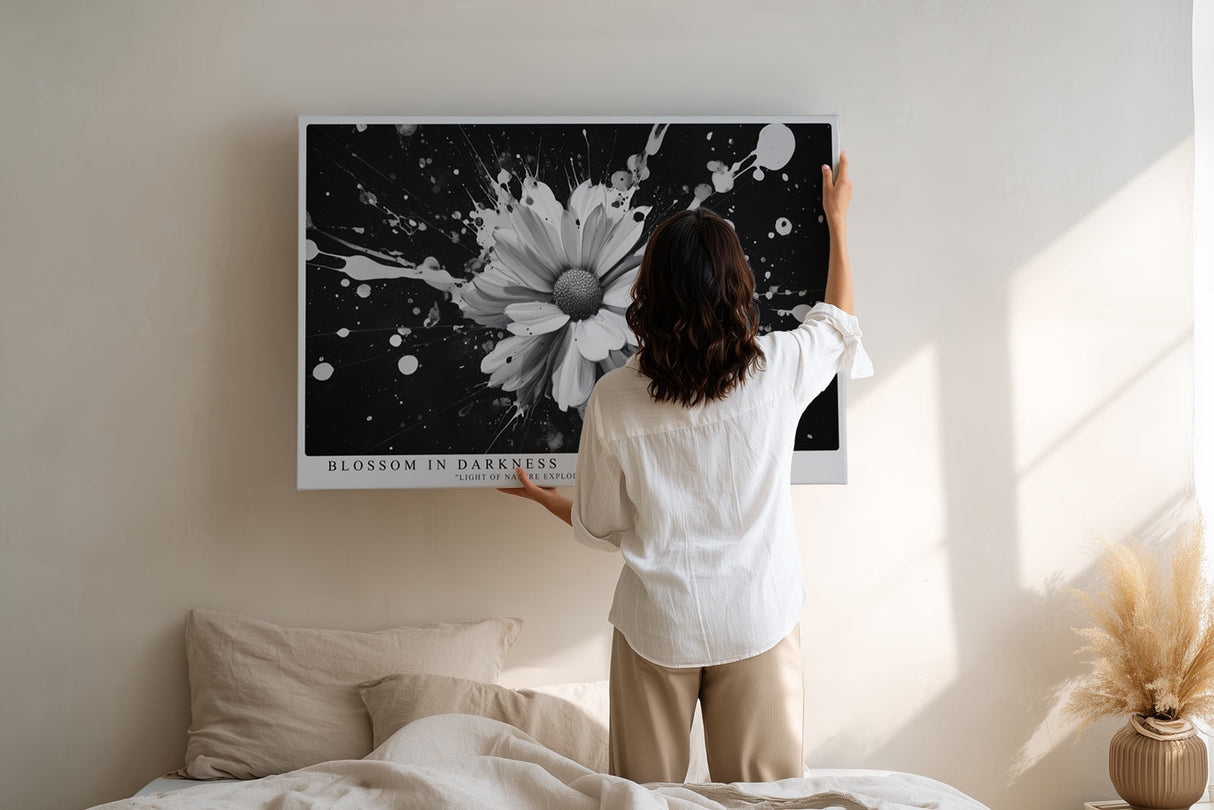 Paul Sinus Wandbild Blossom in Darkness – Schwarzweiß-Blumenmotiv mit Farbspritzern, Symbol für Hoffnung, Kontrast und Lebenskraft
