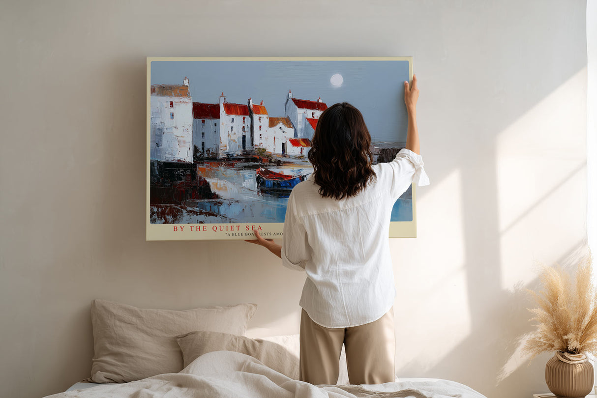 Paul Sinus Wandbild By the Quiet Sea – malerisches Küstenmotiv mit weißen Häusern und blauem Boot symbolisiert Frieden, Stille und maritimen Charme