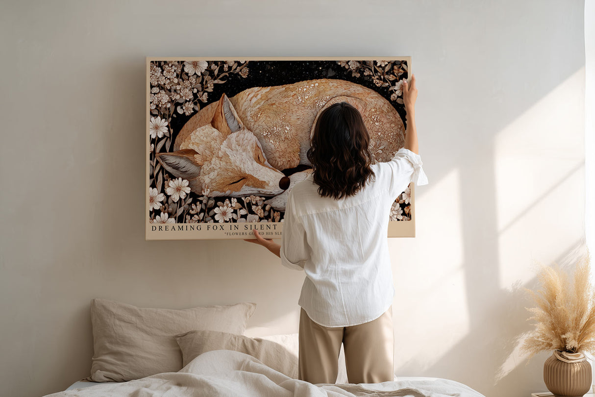 Paul Sinus Wandbild Dreaming Fox in Silent Bloom träumerisches Tiermotiv mit schlafendem Fuchs umgeben von Blumen in warmen Naturtönen