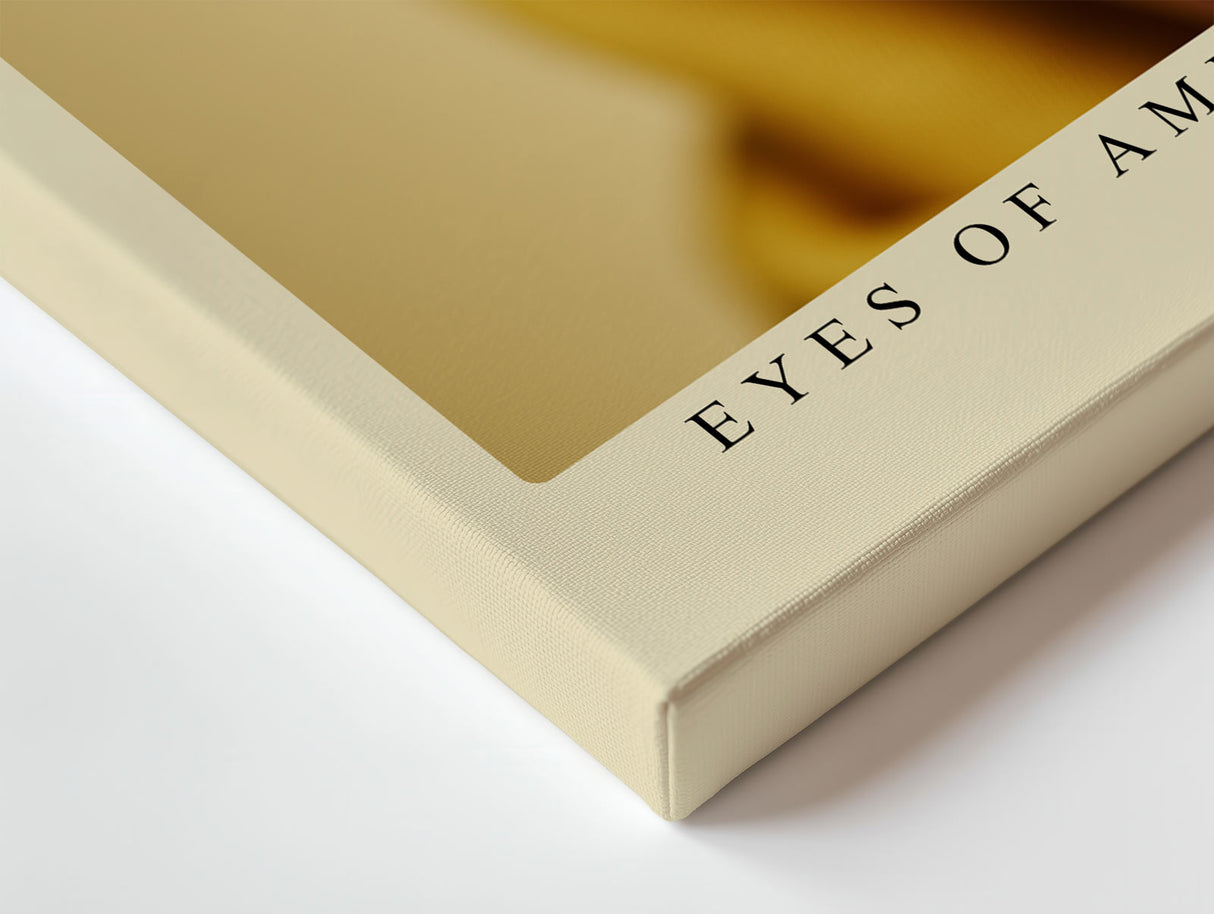 Paul Sinus Wandbild Eyes of Amber Light – intensives Porträt mit bernsteinfarbenen Augen und warmen Gelbtönen symbolisiert Tiefe und Emotion