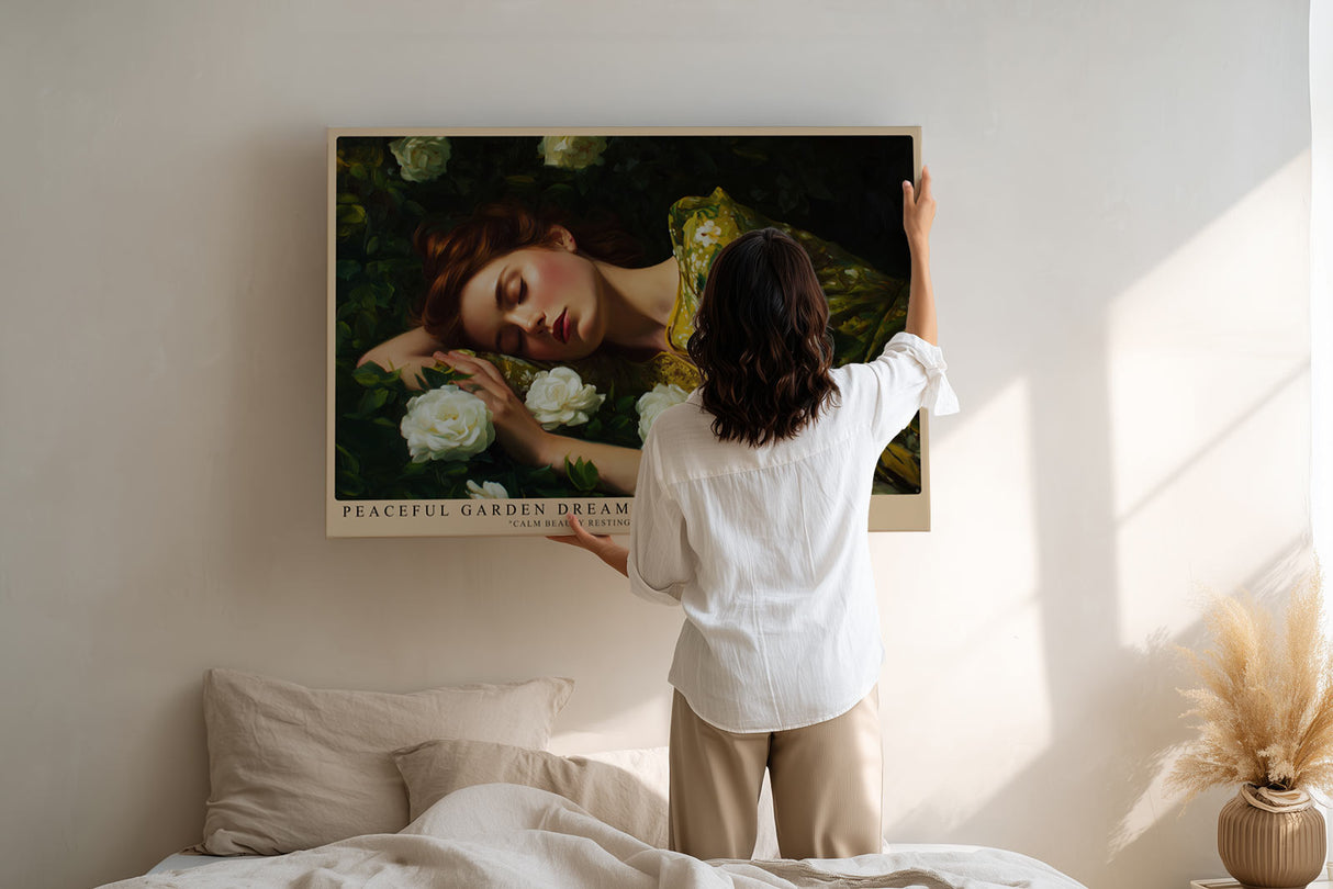 Paul Sinus Wandbild Peaceful Garden Dream Romantisches Porträt einer schlafenden Frau zwischen weißen Rosen – Sinnbild für Ruhe, Schönheit und Geborgenheit.