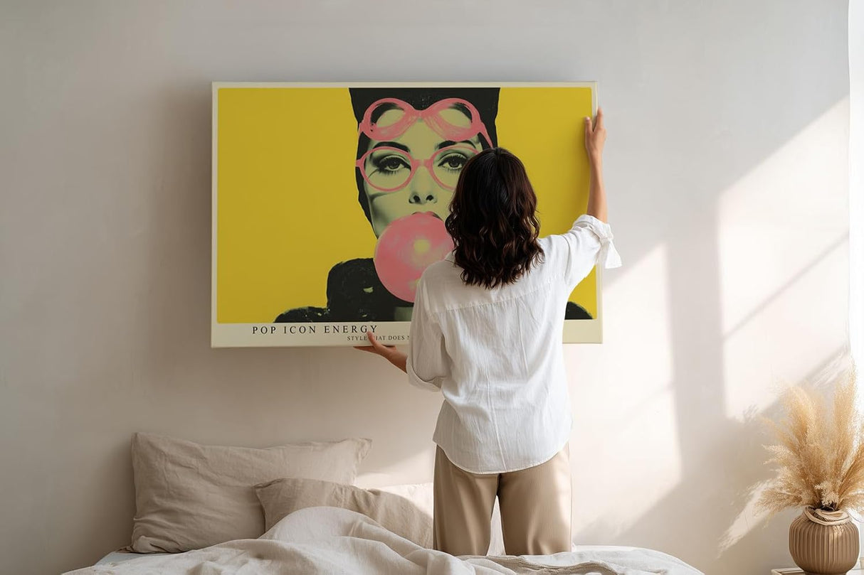 Paul Sinus Wandbild 120x80cm Pop Art Frauenportraet mit Kaugummi moderne Retro Illustration gelbe Hintergrundfarbe stilvolle Wanddekoration fuer Wohnzimmer Büro