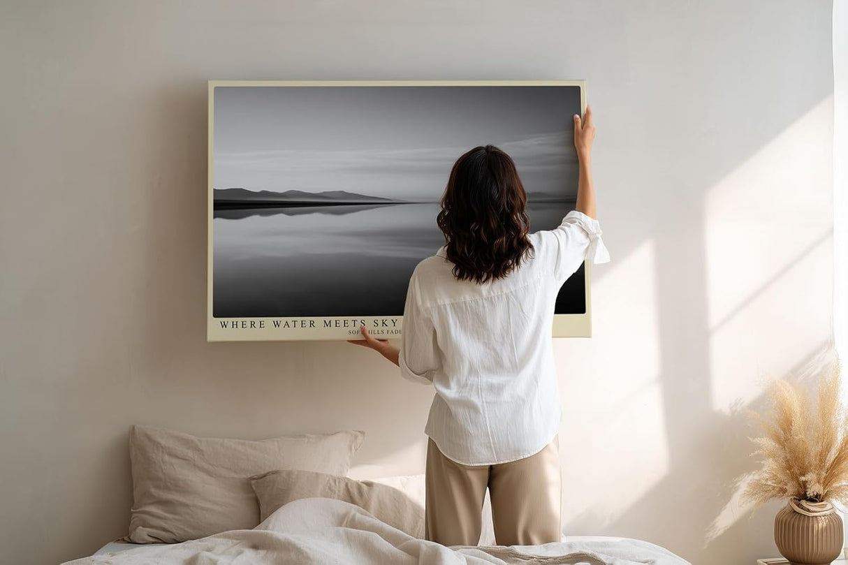 Paul Sinus Wandbild 120x80cm ruhige See Landschaft Schwarz Weiss minimalistische Natur Fotokunst elegantes Kunstposter zeitlose Wanddekoration fuer Wohnzimmer Schlafzimmer Büro Flur