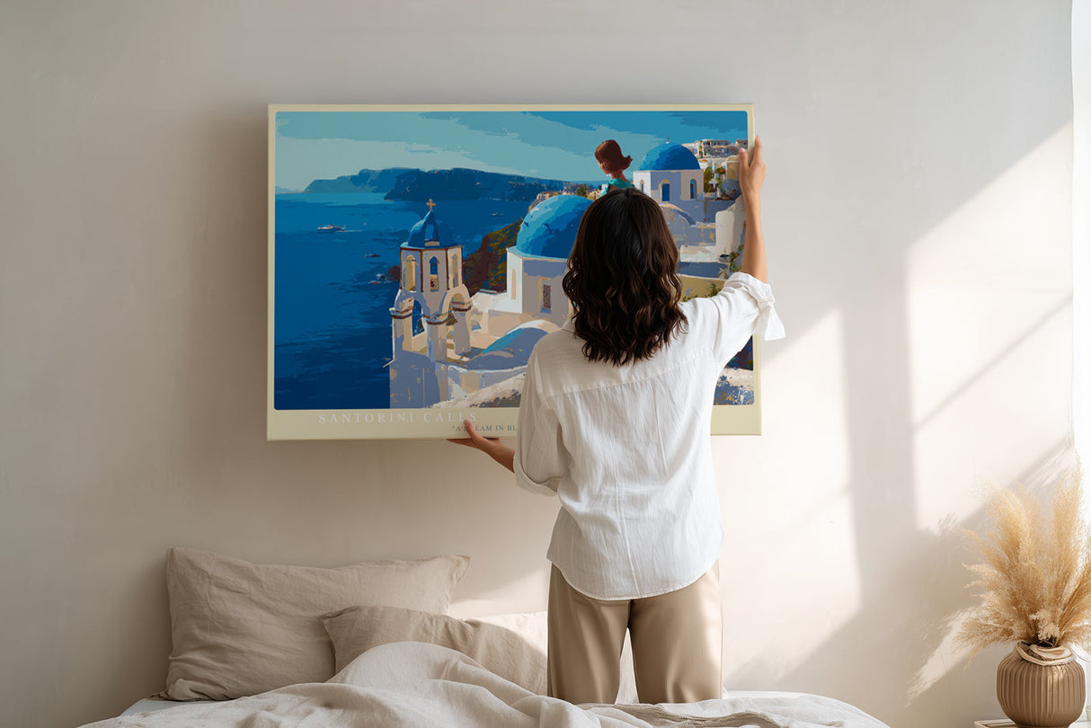 Paul Sinus Wandbild Santorini Calls – Mediterrane Architektur und azurblaues Meer mit eleganter Frau im Kleid, Symbol für Sehnsucht und zeitlose Schönheit der griechischen Inseln