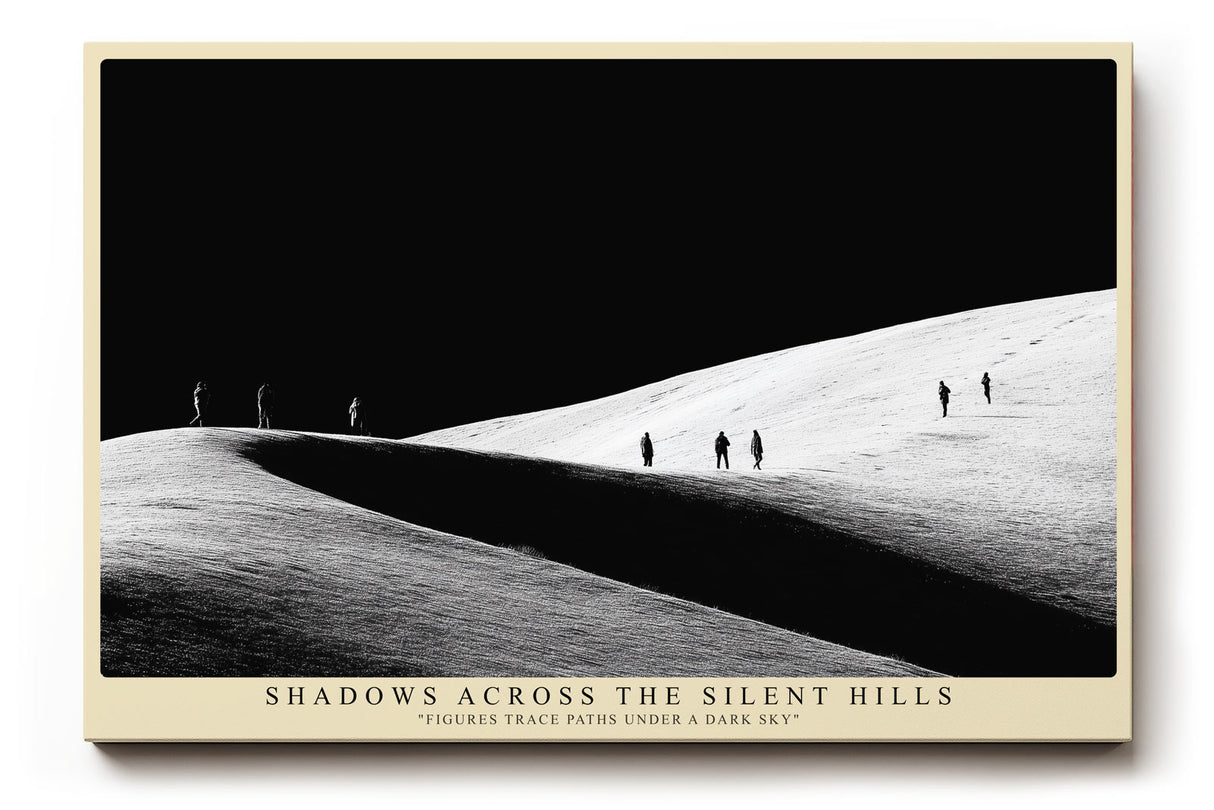 Paul Sinus Wandbild Shadows Across the Silent Hills – Schwarzweiß-Landschaft mit Figuren auf Hügeln, Symbol für Stille, Bewegung und Vergänglichkeit