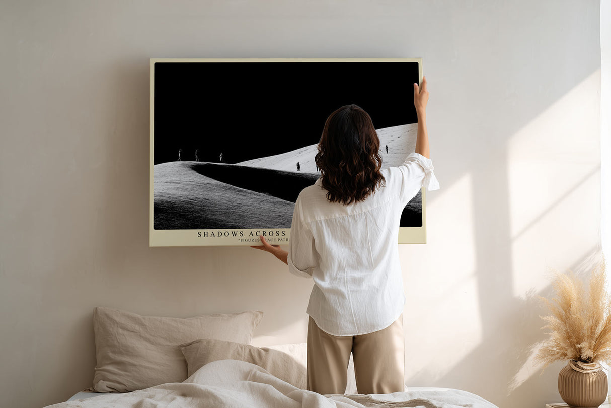 Paul Sinus Wandbild Shadows Across the Silent Hills – Schwarzweiß-Landschaft mit Figuren auf Hügeln, Symbol für Stille, Bewegung und Vergänglichkeit