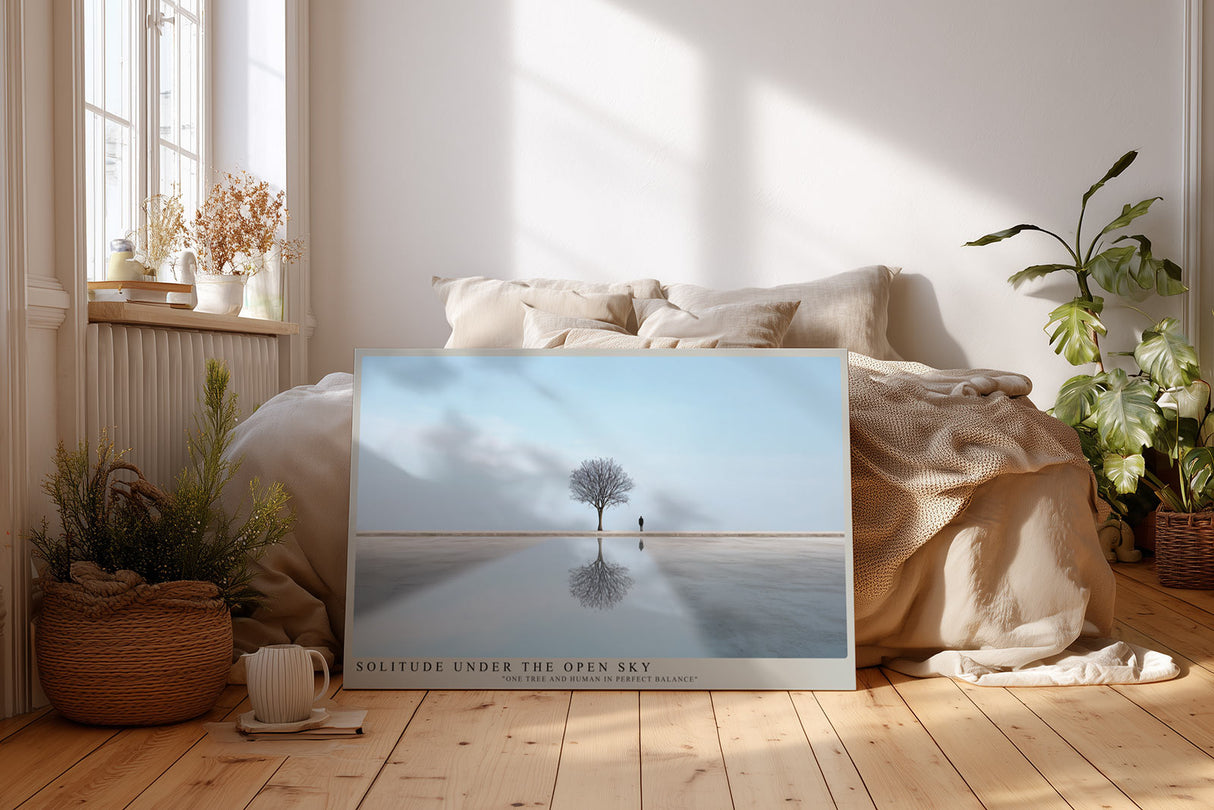Paul Sinus Wandbild Solitude Under the Open Sky – Minimalistisches Landschaftsmotiv mit Baum, Spiegelung und einsamer Figur, Symbol für Balance und innere Ruhe