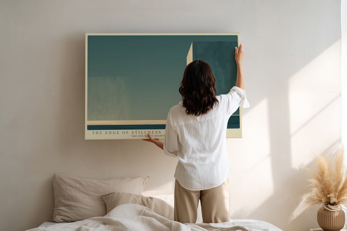 Paul Sinus Wandbild The Edge of Stillness – minimalistische Architektur mit Frau in Rot symbolisiert Ruhe, Isolation und stille Stärke