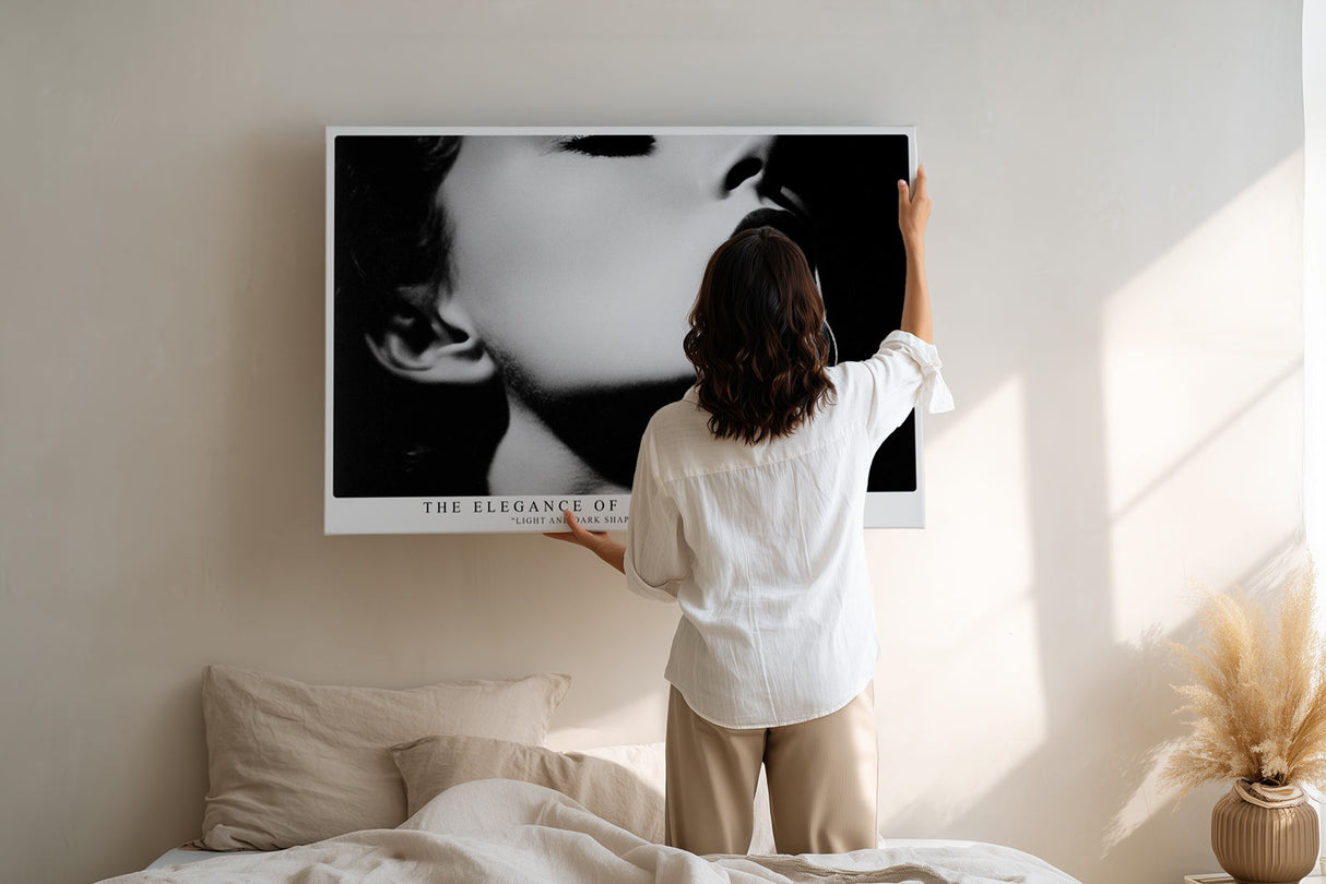 Paul Sinus Wandbild The Elegance of Shadowed Desire – Künstlerisches Schwarz-Weiß-Porträt mit Licht-Schatten-Spiel, Symbol für Sinnlichkeit und Geheimnis