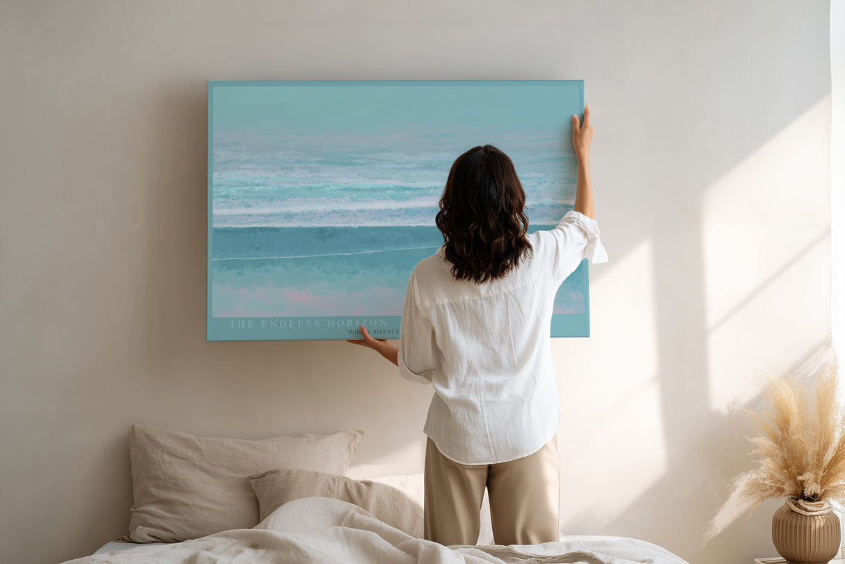 Paul Sinus Wandbild The Endless Horizon – Minimalistische Meereslandschaft mit sanften Blautönen und einsamem Spaziergänger am Ufer, Symbol für Ruhe, Weite und innere Einkehr