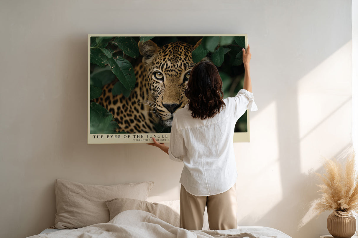 Paul Sinus Wandbild The Eyes of the Jungle – Faszinierender Blick eines Leoparden im dichten Grün – Kraftvolles Wandbild mit Tiefe und natürlicher Präsenz.