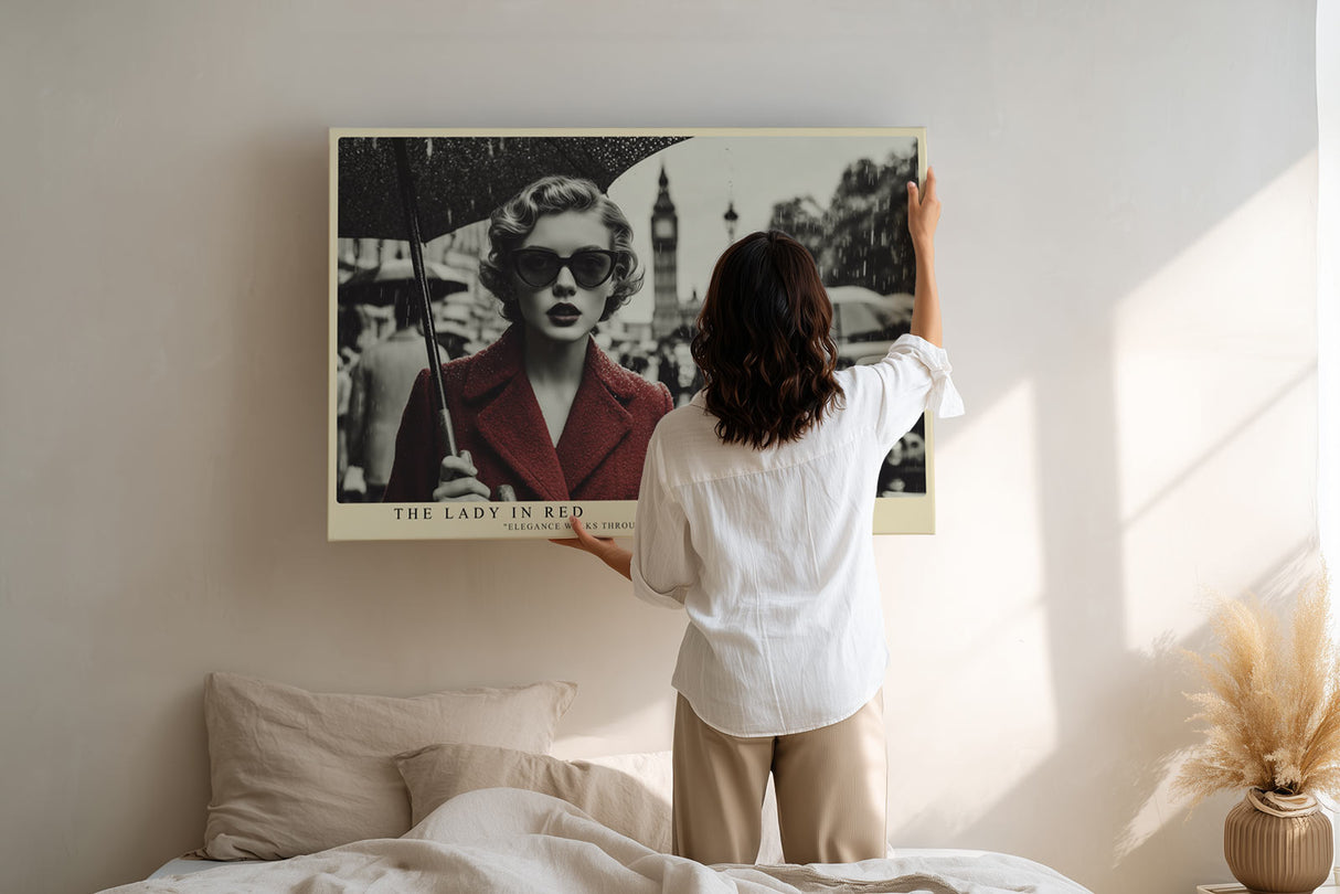 Paul Sinus Wandbild The Lady in Red – Stilvolles Retro-Motiv einer eleganten Frau im Regen von London, inspiriert von Filmklassikern und Modekunst