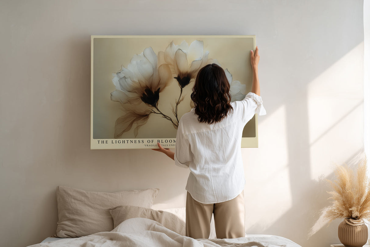 Paul Sinus Wandbild The Lightness of Bloom – zarte transluzente Blüten in sanften Creme- und Brauntönen symbolisieren Anmut und Vergänglichkeit
