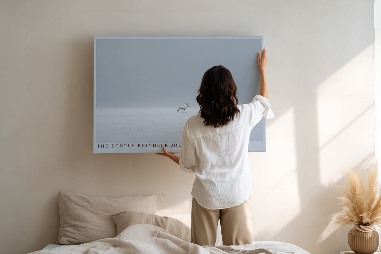 Paul Sinus Wandbild The Lonely Reindeer Journey – Minimalistische Winterlandschaft mit einsamem Rentier auf weiter Schneefläche, Symbol für Stille und Ausdauer