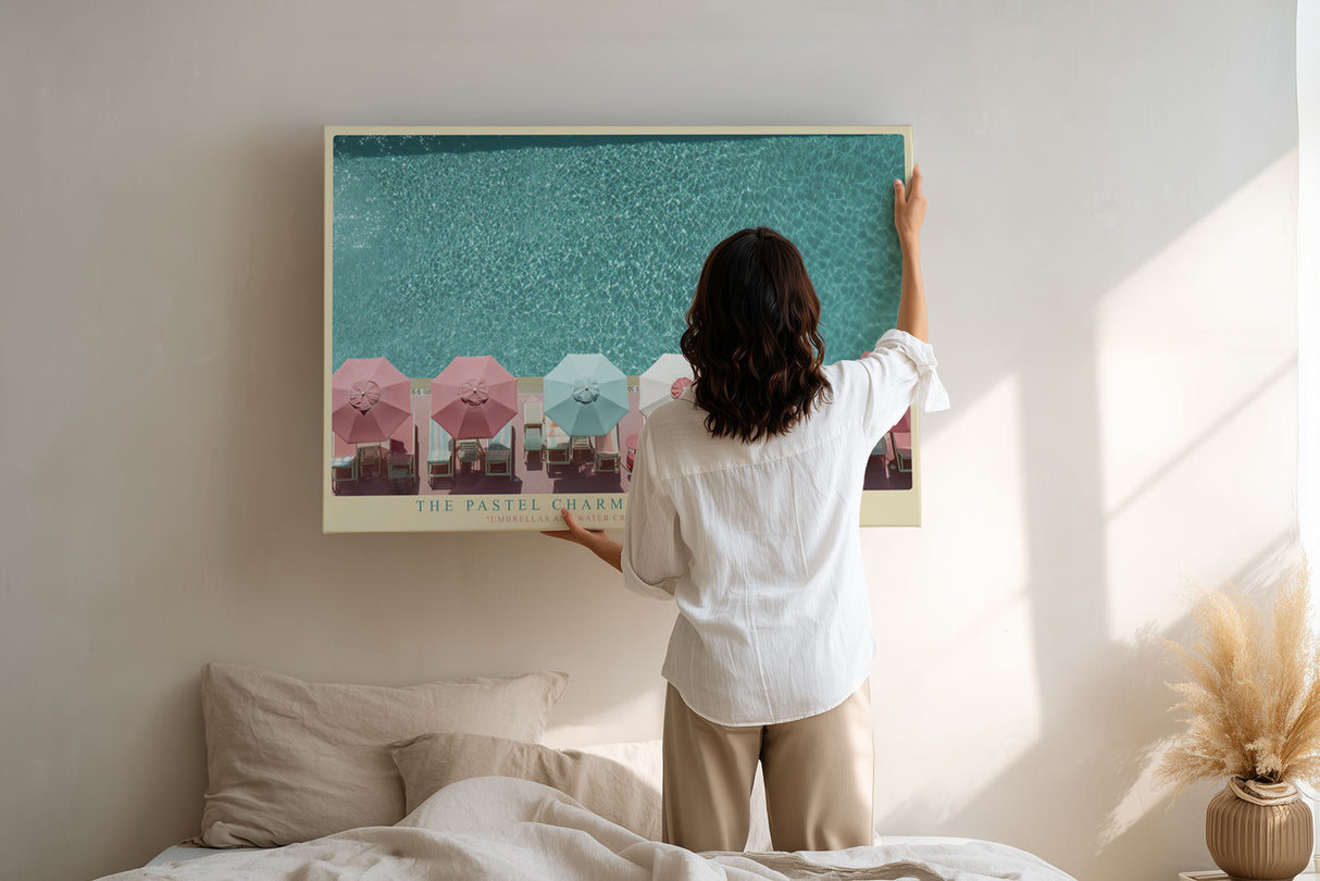 Paul Sinus Wandbild The Pastel Charm of Summer Pools – Luftaufnahme eines Pools mit pastellfarbenen Sonnenschirmen, modernes Retro-Sommermotiv