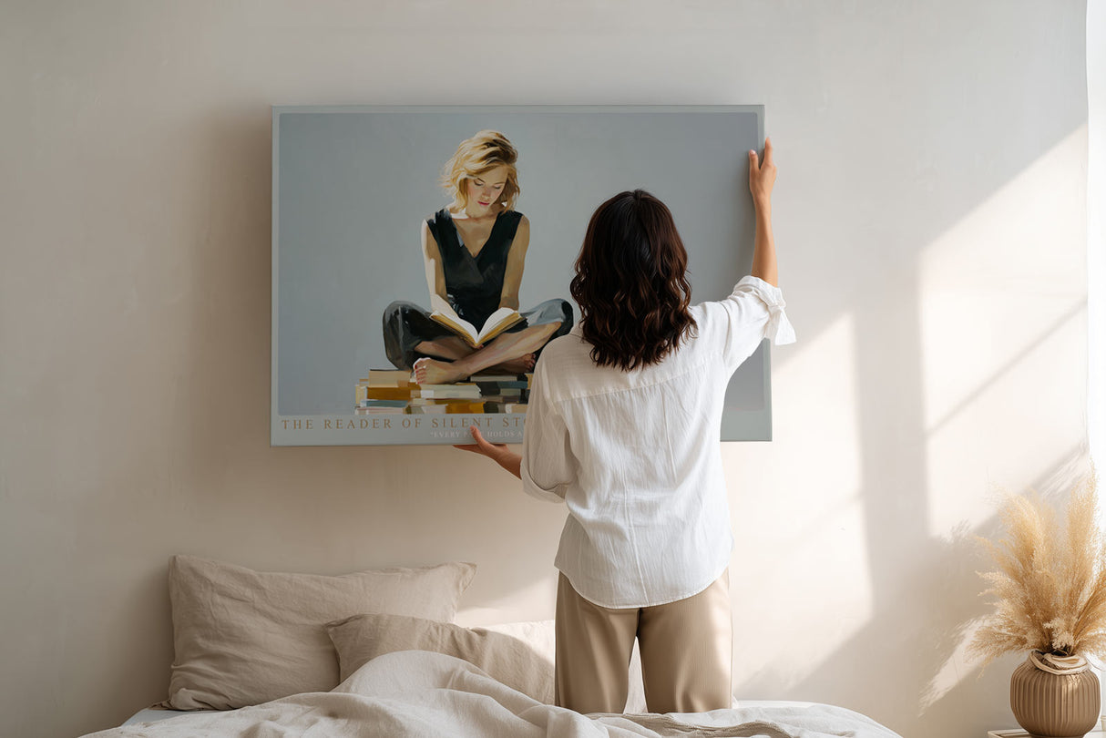 Paul Sinus Wandbild The Reader of Silent Stories – Lesende Frau in sanftem Licht auf neutralem Hintergrund