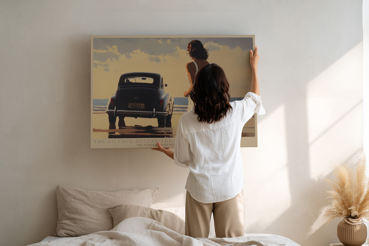 Paul Sinus Wandbild The Silence Before the Road – Romantische Szene am Strand mit Frau in weißem Kleid und Oldtimer, Symbol für Aufbruch, Erinnerung und Sehnsucht