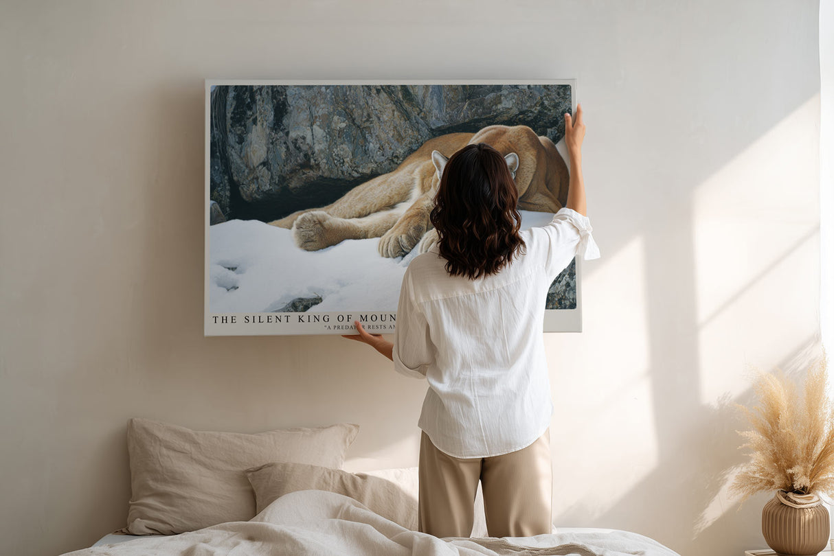 Paul Sinus Wandbild The Silent King of Mountains Resting Predator Amid Snow and Stone