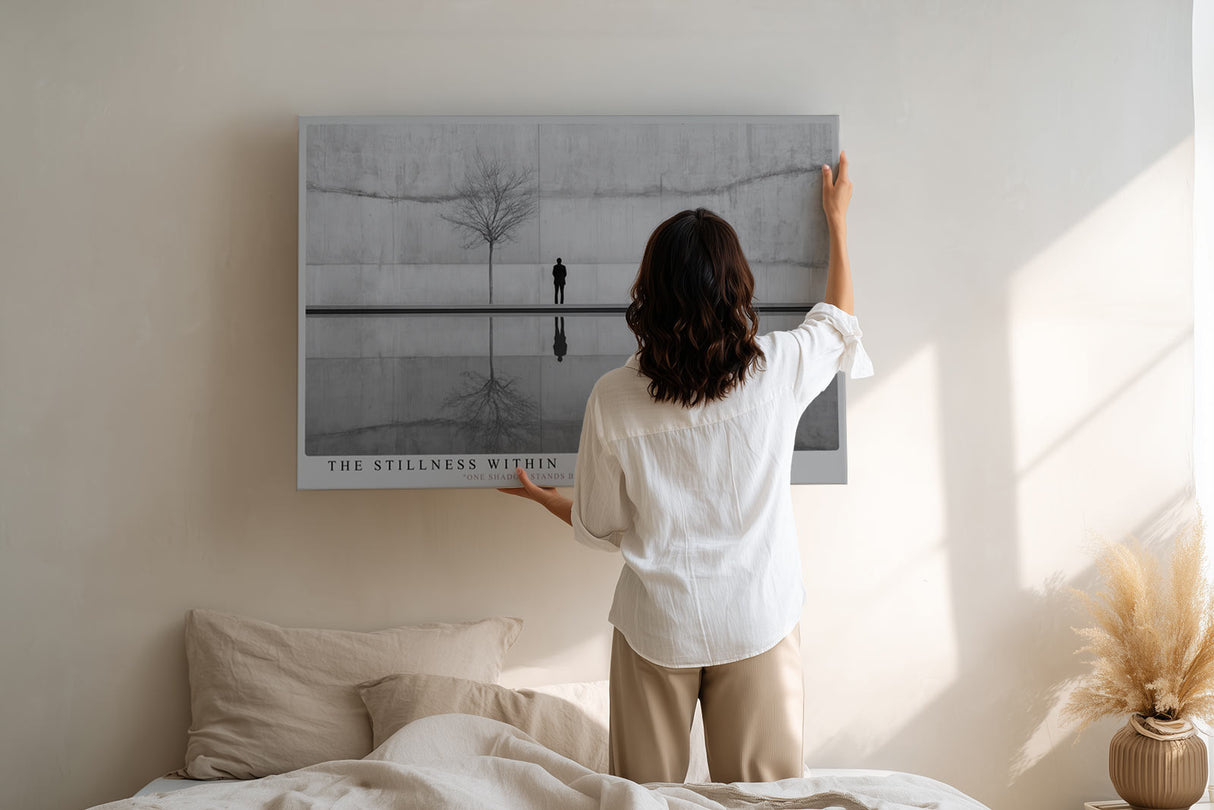 Paul Sinus Wandbild The Stillness Within – Minimalistische Schwarz-Weiß-Komposition mit Mensch und Baum