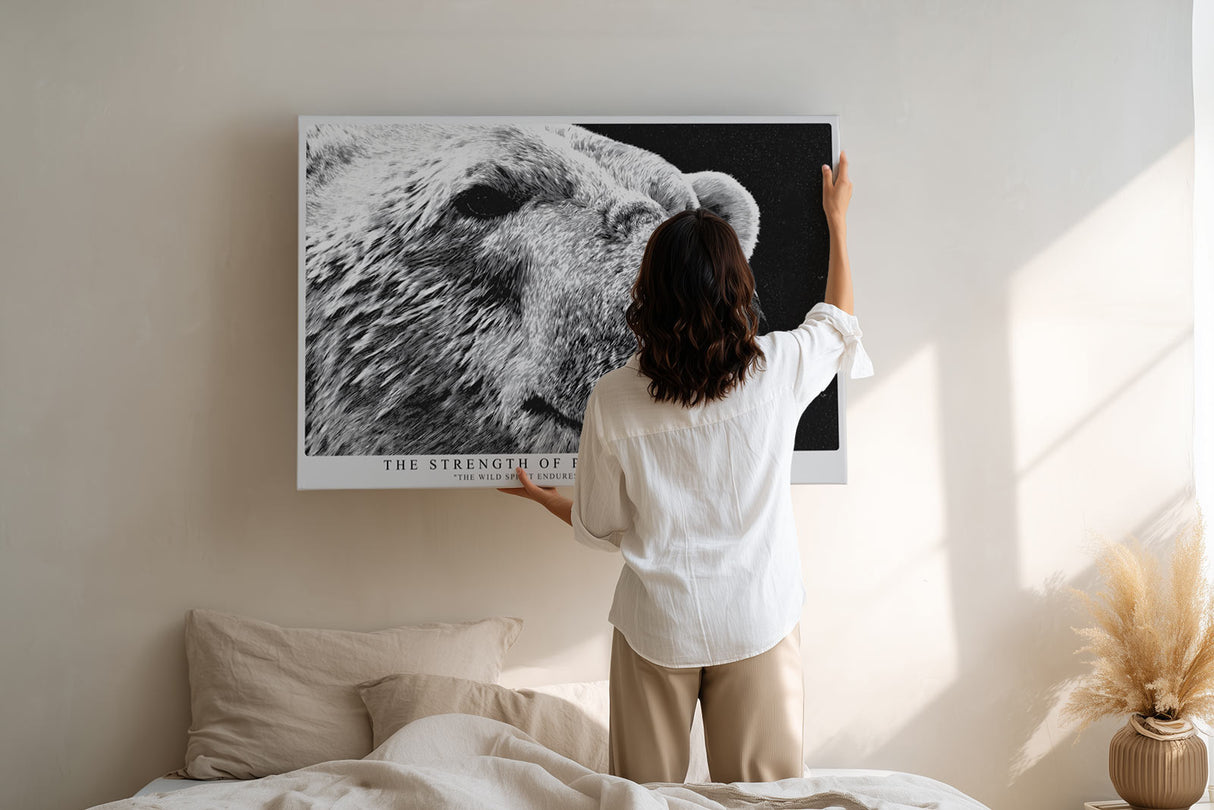 Paul Sinus Wandbild The Strength of Polar Wilderness ausdrucksstarkes Tiermotiv eines Eisbären in monochromer Darstellung