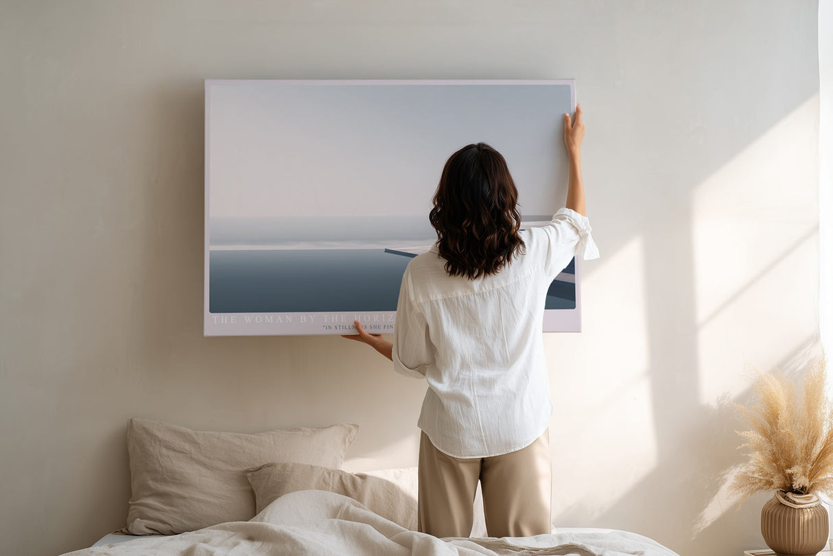 Paul Sinus Wandbild The Woman by the Horizon minimalistische Komposition einer Frau in Rot an einem stillen Meereshorizont