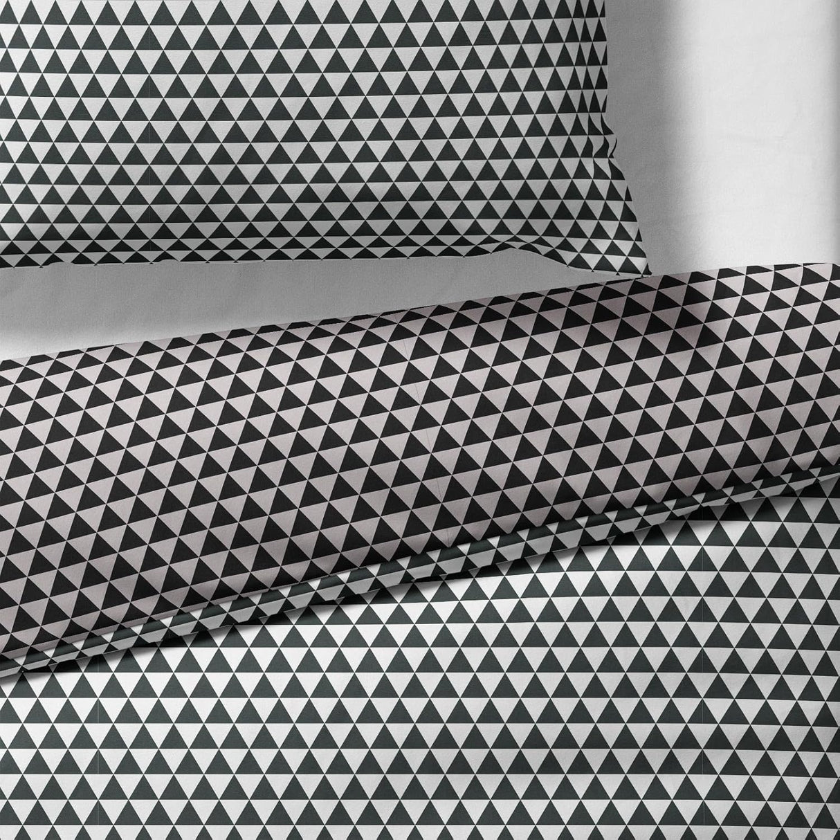 Sinus Art Mikrofaser Bettwäsche 135x200 cm + 80x80 cm – Wendedesign in Schwarz & Grau mit grafischem Dreieckmuster, pflegeleicht & atmungsaktiv