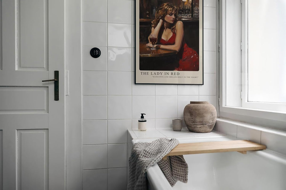Paul Sinus Leinwandbild 40x60cm The Lady in Red – Sinnliches Leinwandbild einer melancholischen Frau in rotem Kleid in einer stilvollen Bar