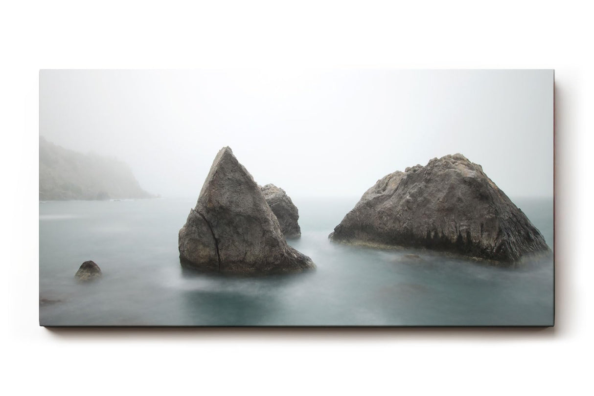 Sinus Art Wandbild 120x80cm Geheimnisvolle Küstenstimmung mit Felsformationen in nebelverhüllter See