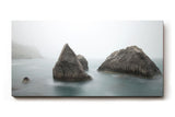 Sinus Art Wandbild 120x80cm Geheimnisvolle Küstenstimmung mit Felsformationen in nebelverhüllter See