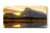 Sinus Art Wandbild 120x80cm Bergmassiv spiegelt sich im ruhigen See – warm, still und kraftvoll zugleich