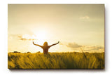 Sinus Art Wandbild 120x80cm Stimmungsvolle Silhouette einer Frau mit erhobenen Armen in einem goldenen Weizenfeld