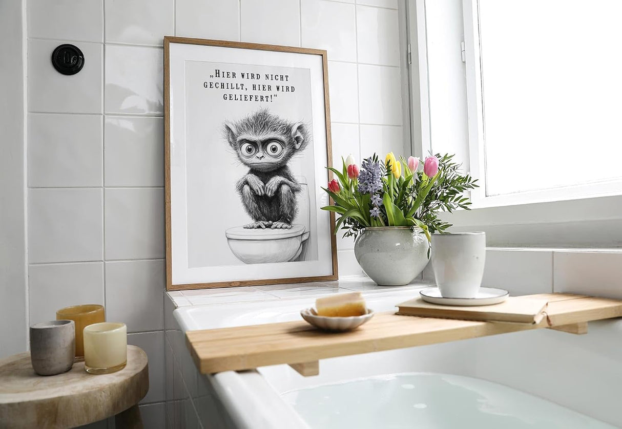 Paul Sinus Poster/Leinwandbild/Rahmenoption – Affe auf Toilette „Hier wird geliefert!“ – Lustige WC-Deko für dein Badezimmer