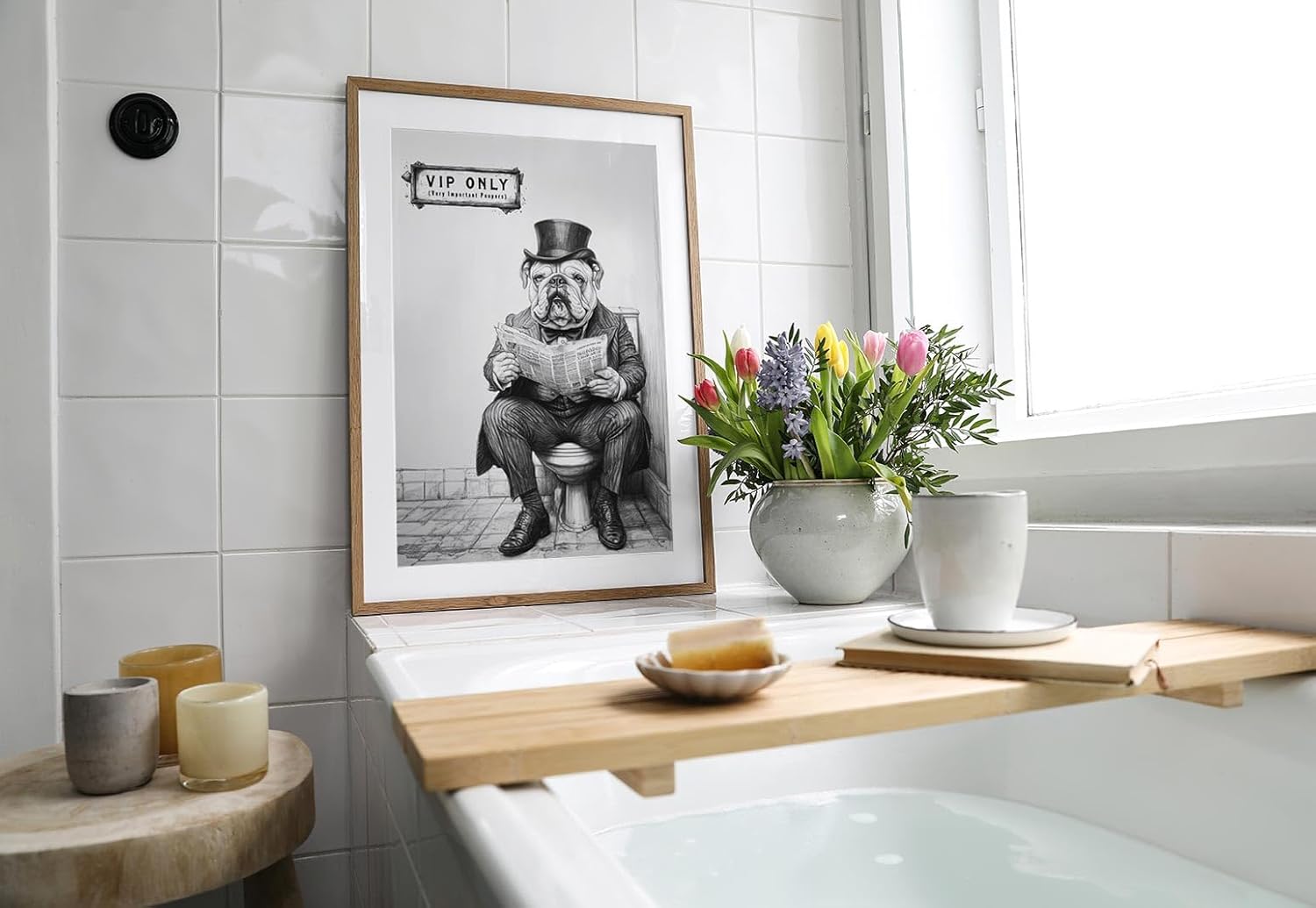Paul Sinus Poster/Leinwandbild/Rahmenoption – Vornehme Bulldogge „VIP ONLY – Very Important Poopers“ – Lustige WC-Deko für dein Badezimmer