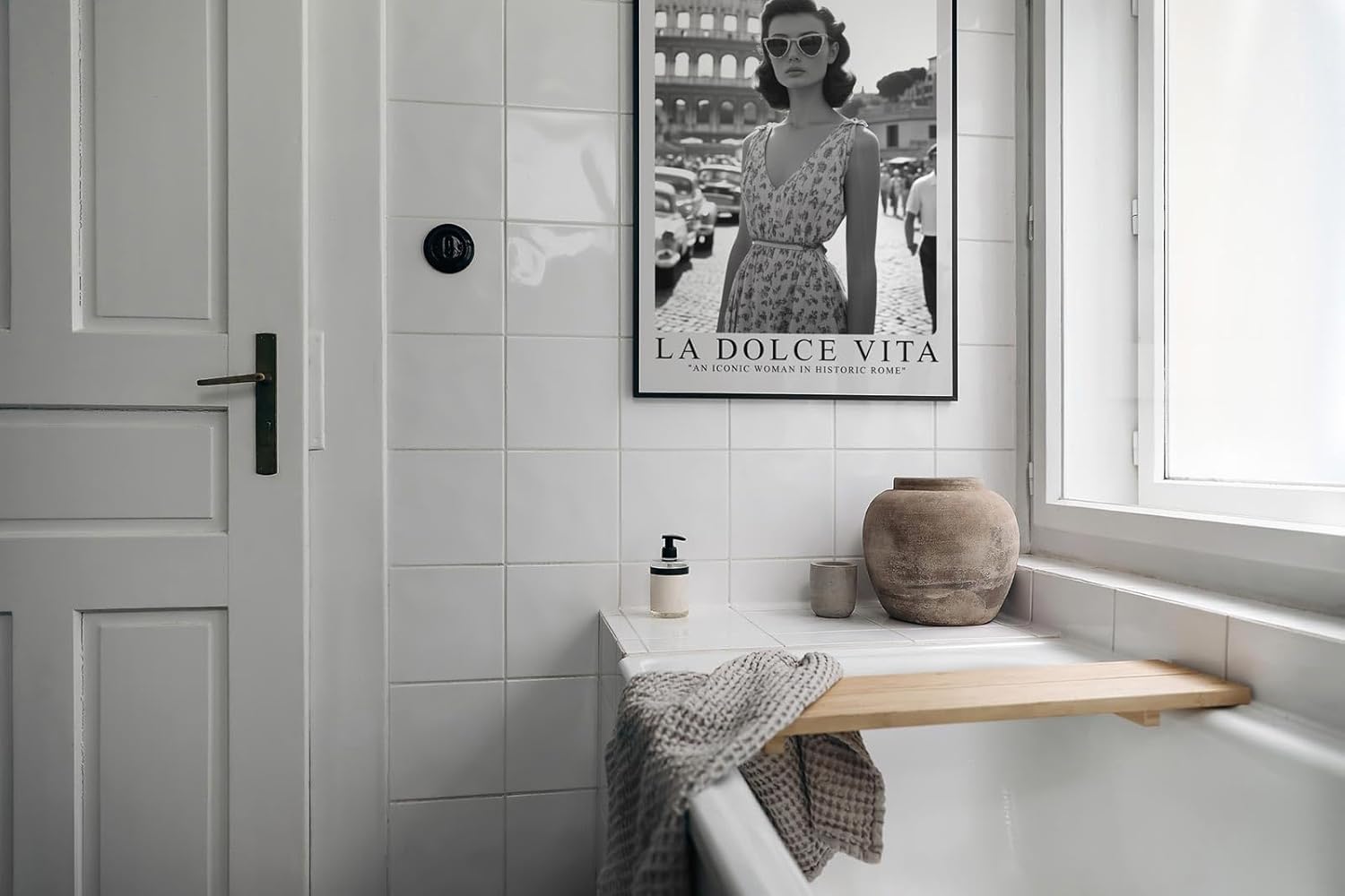 Paul Sinus Leinwandbild 60x90cm Leinwandbild La Dolce Vita – Stilvolle Schwarz-Weiß-Fotografie mit eleganter Frau vor dem Kolosseum
