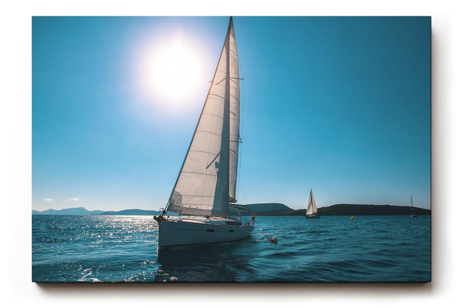 Sinus Art Wandbild 120x80cm Friedvolle Szene eines Segelboots unter blauem Himmel mit strahlendem Sonnenschein