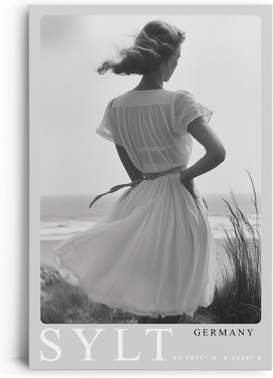 Paul Sinus Leinwandbild 80x120cm Sylt Germany Leinwandbild elegante Frau am Strand in Schwarz-Weiß nostalgische Küstenromantik und zeitlose Ästhetik