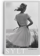 Paul Sinus Leinwandbild 80x120cm Sylt Germany Leinwandbild elegante Frau am Strand in Schwarz-Weiß nostalgische Küstenromantik und zeitlose Ästhetik