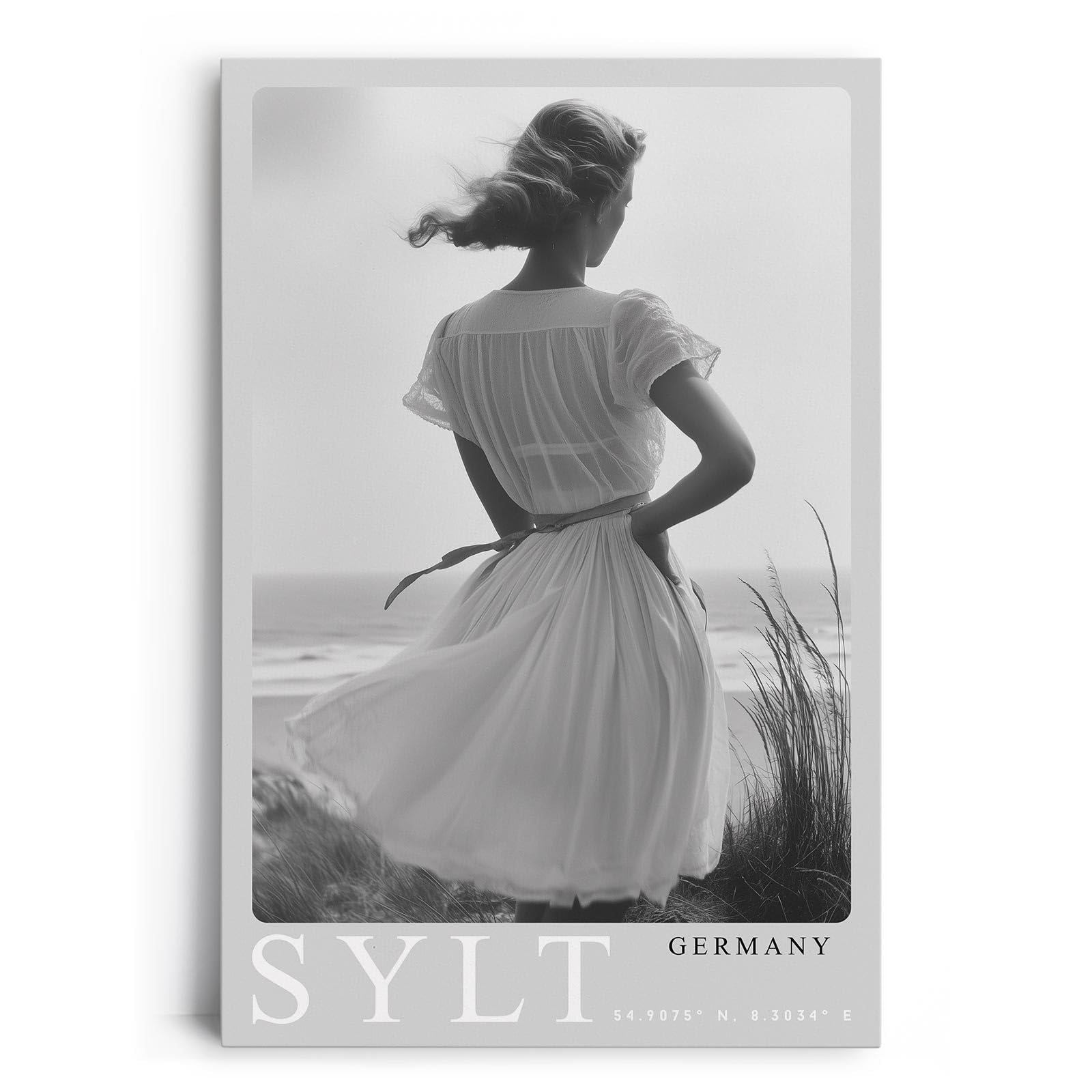 Paul Sinus Leinwandbild 80x120cm Sylt Germany Leinwandbild elegante Frau am Strand in Schwarz-Weiß nostalgische Küstenromantik und zeitlose Ästhetik