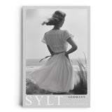 Paul Sinus Leinwandbild 80x120cm Sylt Germany Leinwandbild elegante Frau am Strand in Schwarz-Weiß nostalgische Küstenromantik und zeitlose Ästhetik