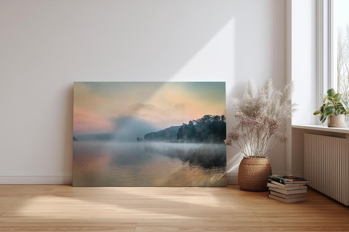 Sinus Art Wandbild 120x80cm Sanfter Nebel schwebt über dem stillen Wasser vor bewaldeter Uferlinie