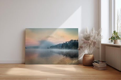 Sinus Art Wandbild 120x80cm Sanfter Nebel schwebt über dem stillen Wasser vor bewaldeter Uferlinie