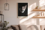 Paul Sinus Wandbild in 40x60cm Veil of Mystery – geheimnisvolles Schwarz-Weiß-Porträt mit verhülltem Blick für elegante Raumgestaltung