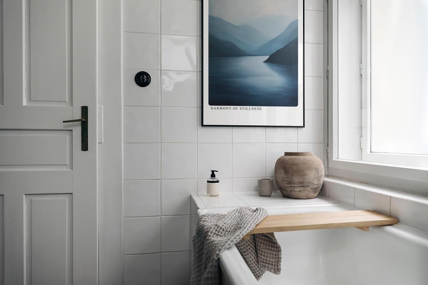 Paul Sinus Leinwandbild 40x60cm Stille Wasser – Meditative Landschaft mit ruhigem See und sanften Bergen in harmonischen Blautönen