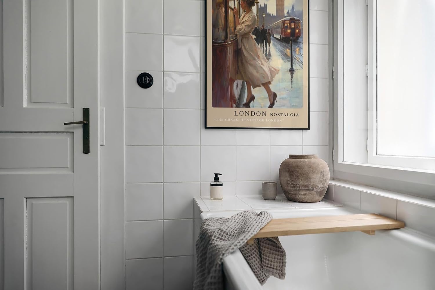 Paul Sinus Leinwandbild 60x90cm London Nostalgie – Romantische Szene einer Frau in Vintage-Kleidung, die in London in eine Straßenbahn einsteigt