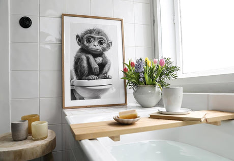 Paul Sinus Poster/Leinwandbild/Rahmenoption – Nachdenklicher Affe auf Toilette – Lustige WC-Deko für dein Badezimmer
