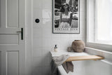 Paul Sinus Leinwandbild 40x60cm Leinwandbild Vintage Diva – Stilvolle Schwarz-Weiß-Fotografie einer glamourösen Frau in urbaner Kulisse, Retro-Ästhetik
