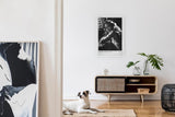 Paul Sinus Leinwandbild 60x90cm faszinierende Noir-Fotografie einer eleganten Frau im Spiel von Licht und Schatten, stilvolle Schwarz-Weiß-Kunst